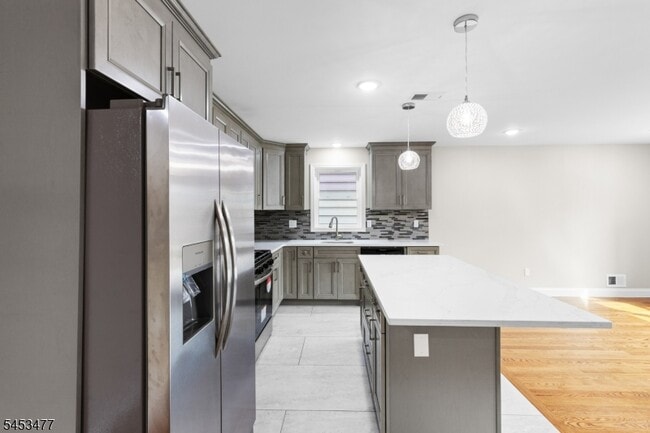 Building Photo - 806 2Nd Ave