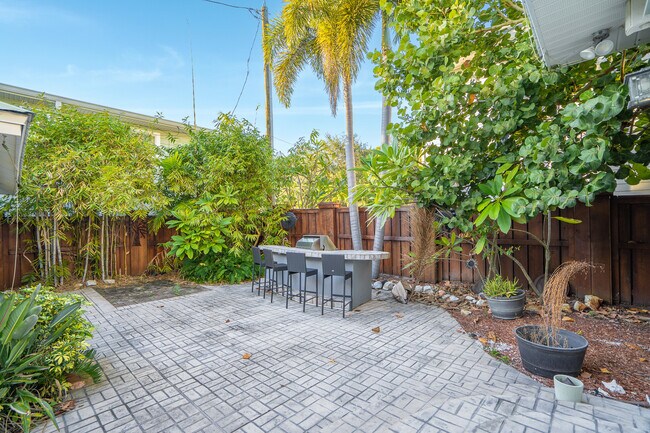 Building Photo - 1234 Beach Dr NE