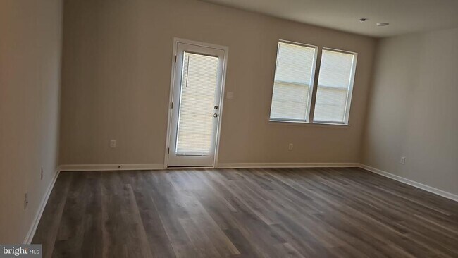 Building Photo - 18 Elliot Ln