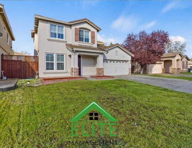 Building Photo - **Spacious 4-Bedroom, 2.5-Bath Home with L...