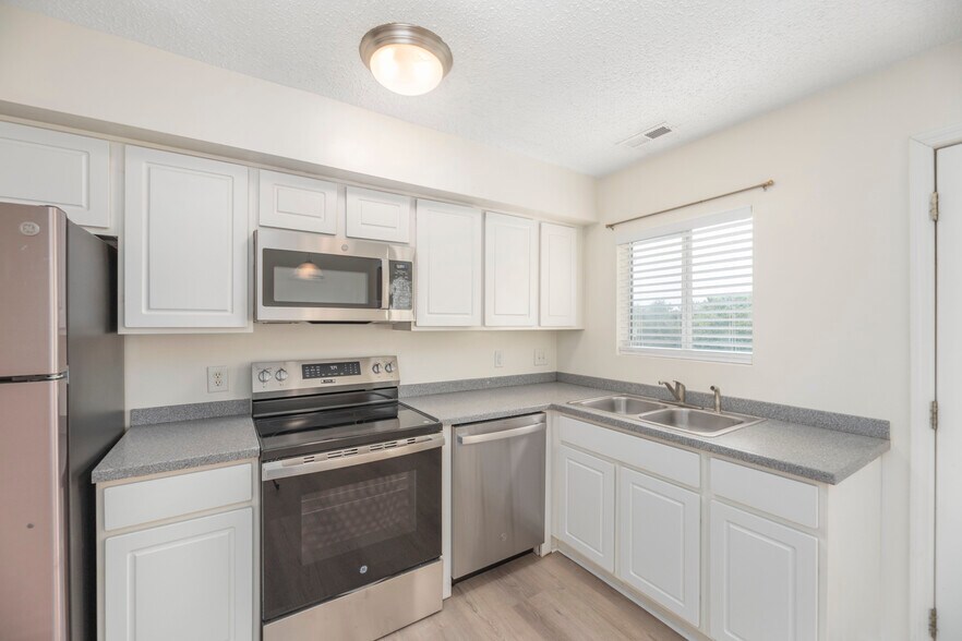Kitchen area - 1st Floor - 41 Beri Dr