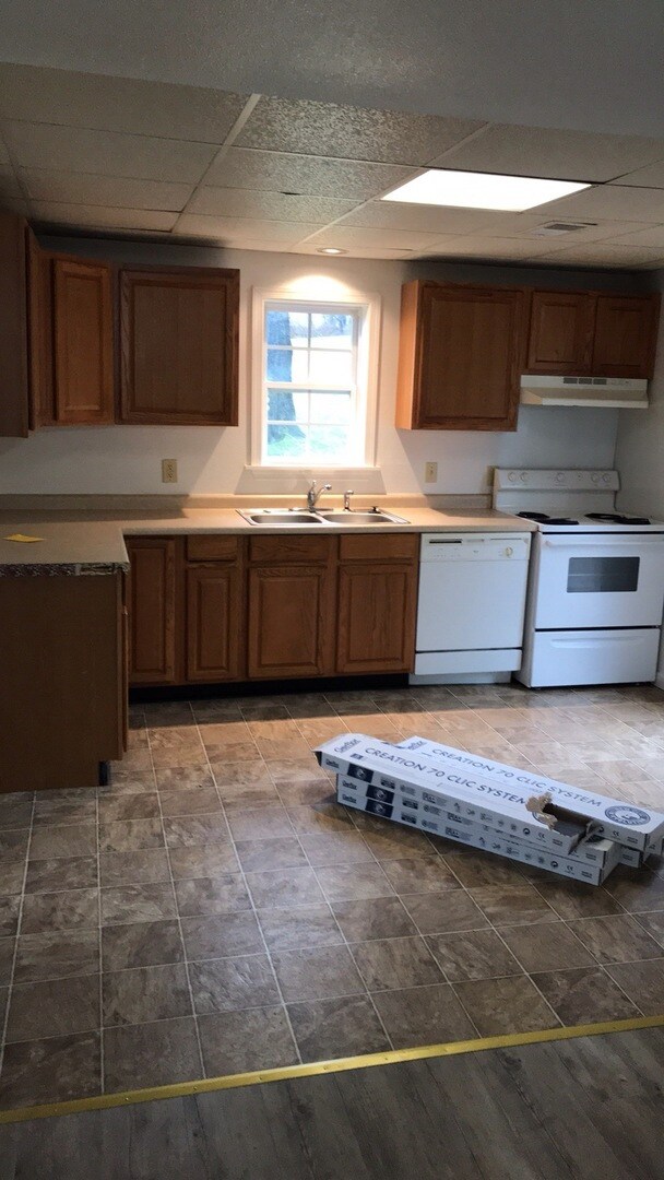 Building Photo - Radford, 4 BR / 2 BA house, Available in August
