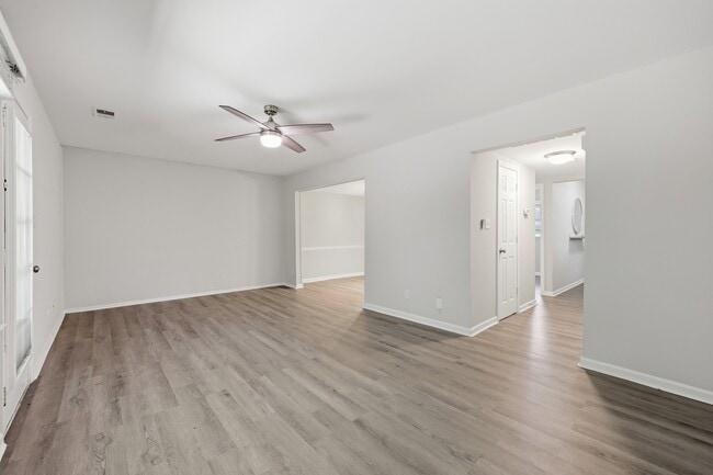 Building Photo - 8001 Regent Park Ln