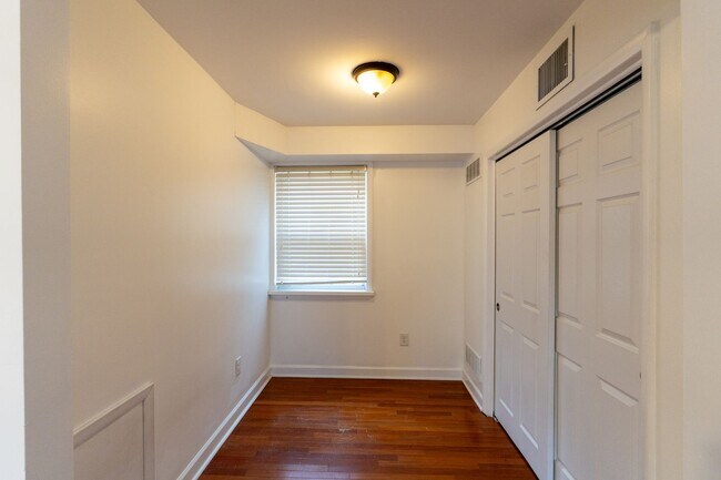 Building Photo - 804 S Warnock St