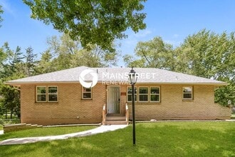 Building Photo - 3 Bedroom Pet-Friendly Home in BLUE SPRINGS, MO with Main Street Renewal