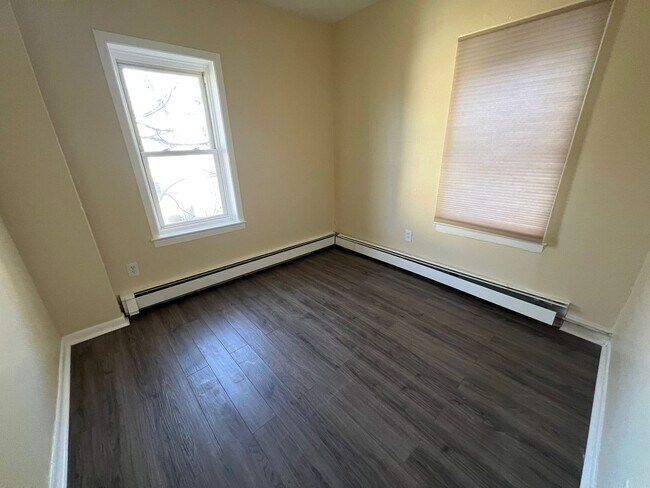 Building Photo - Large 5 Bedroom House for rent