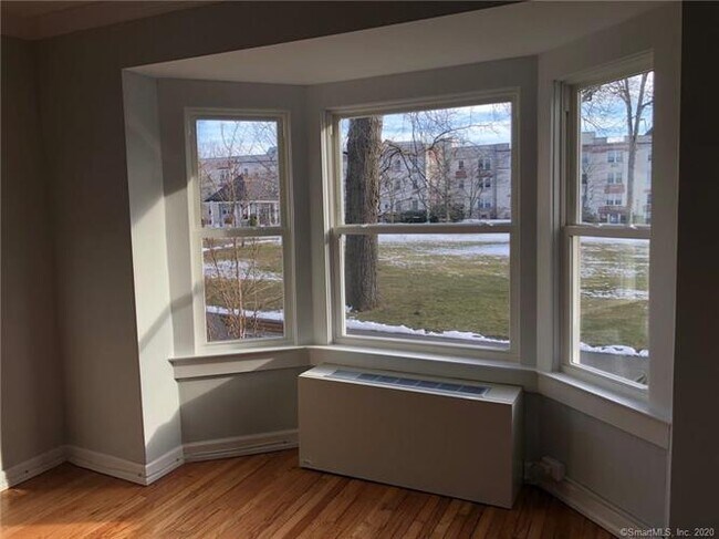 Building Photo - 116 Woodside Green