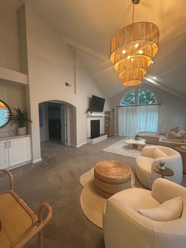 Building Photo - 2 Bed 2.5 bath townhome located on the golf course!