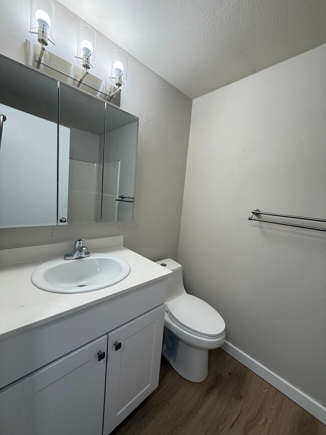 Building Photo - NOW SHOWING SNEAK PREVIEW - RENOVATED TOWNHOME in Raleigh Hill Available for IMMEDIATE MOVE IN an...