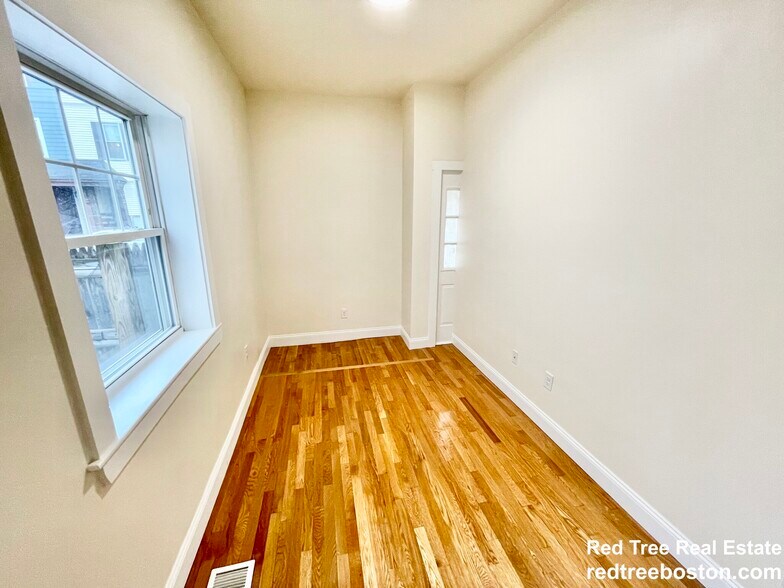 Building Photo - 523 E 3rd St