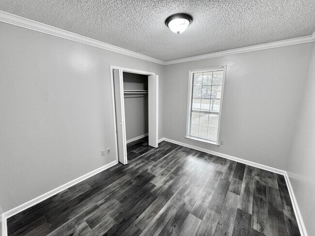 Building Photo - 4964 Barkshire Dr