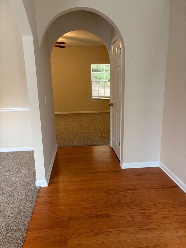 Building Photo - Large Home in Established Neighborhood