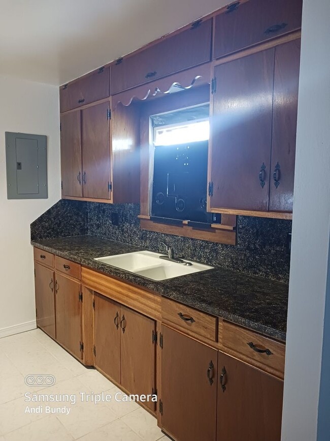 Building Photo - Freshly remodeled