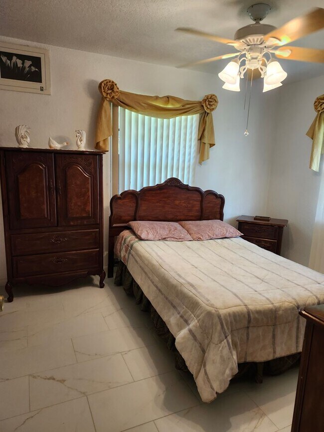 Building Photo - VERY NICE PORT CHARLOTTE HOME FOR ANNUAL RENT!