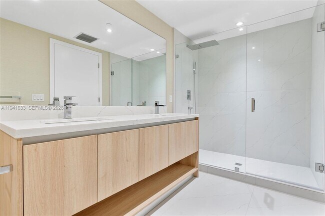 Building Photo - 9901 W Bay Harbor Dr