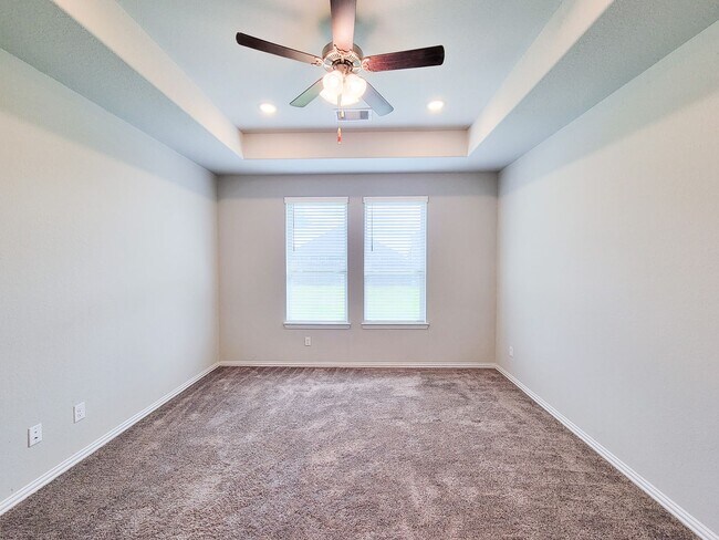 Building Photo - Quiet Cul De Sac! Tray Ceiling in Family & Primary suite. Wood Like Tile, Modern Gray Walls, Grea...