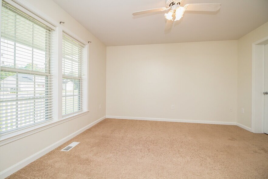 Building Photo - 401 Wildwood Dr