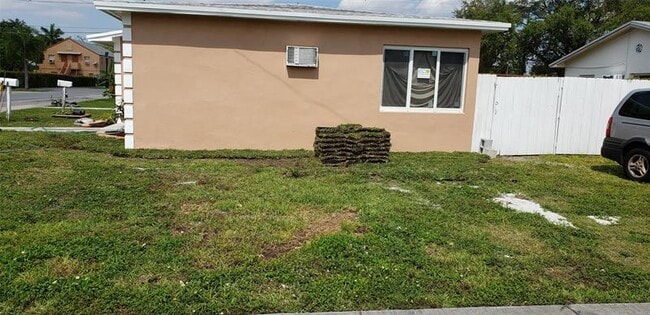 Building Photo - 1213-1217-1217 SW 3rd Ave