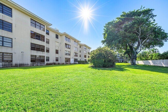 Building Photo - 6121 Balboa Cir