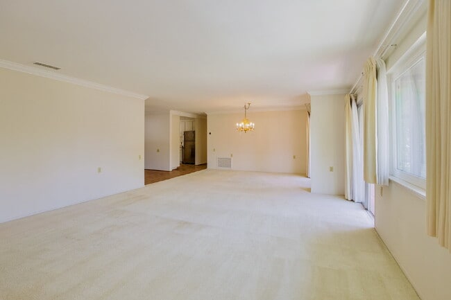Building Photo - Spacious 3BD/3BA Condo with Enclosed Patio and Resort-style Amenities