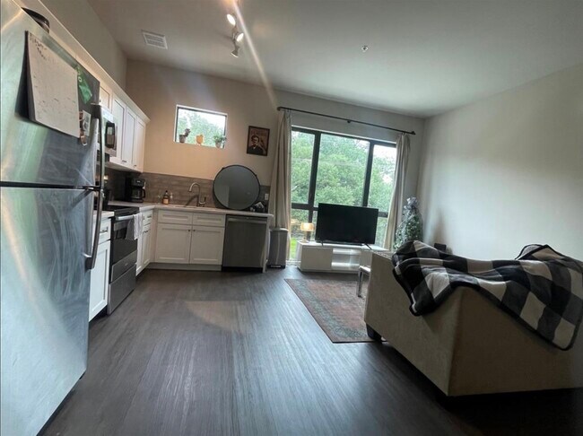 Building Photo - 2727 Houston Ave