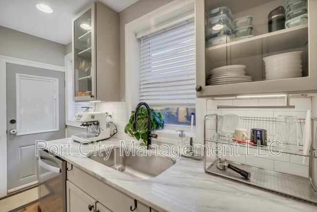 Building Photo - 504 S Milton Ave