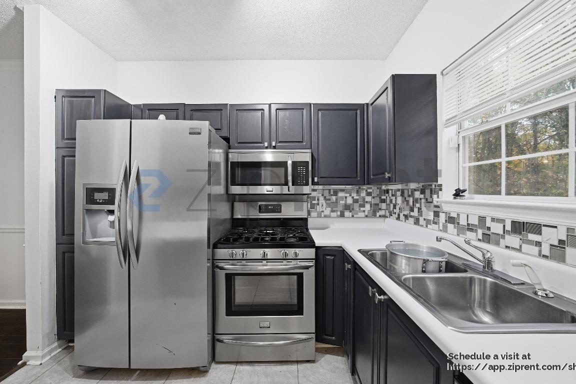 Building Photo - 584 Windsor St SW