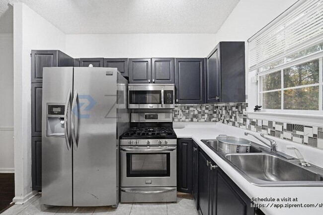 Building Photo - 584 Windsor St SW