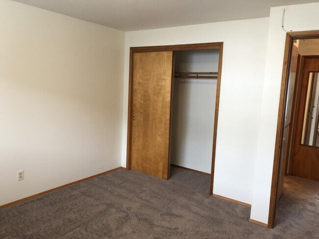 Building Photo - Laurel Apartments - 2 bedrooms
