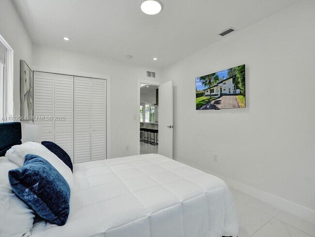 Building Photo - 210 NE 85th St