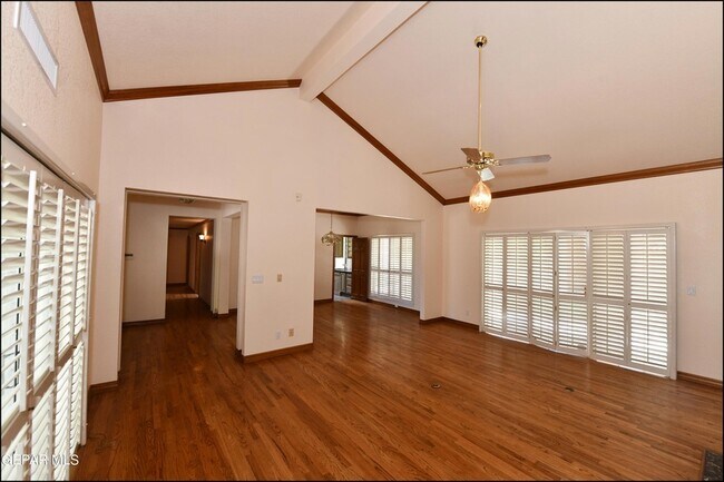 Building Photo - 1004 Los Jardines Cir