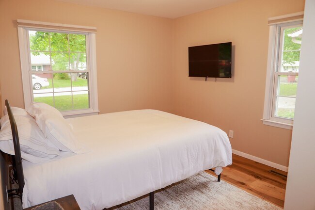 Building Photo - 1714 Carolyn Dr