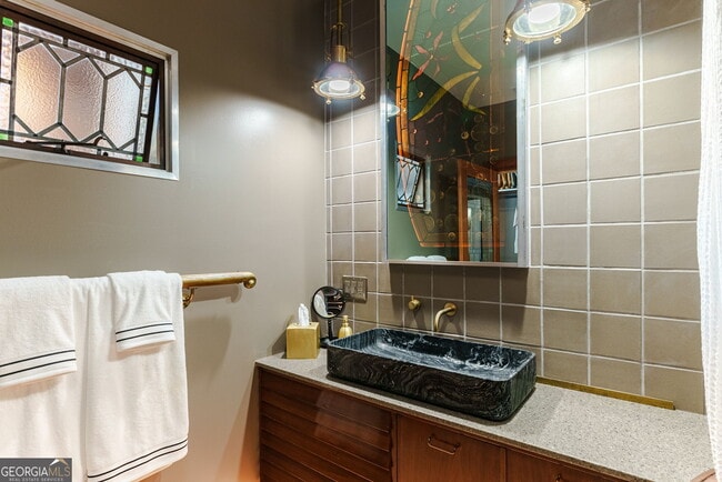 Building Photo - 585 White Cir