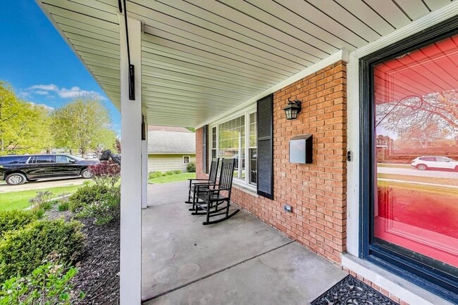 Building Photo - 511 S Dwyer Ave