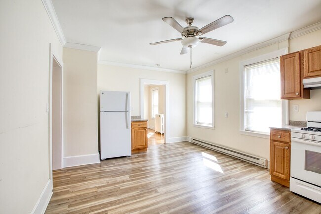 Building Photo - OR BEST OFFER **SPACIOUS FIRST FLOOR 2 BEDROOM WITH WASHER/DRYER SEPARATE DINING ROOM