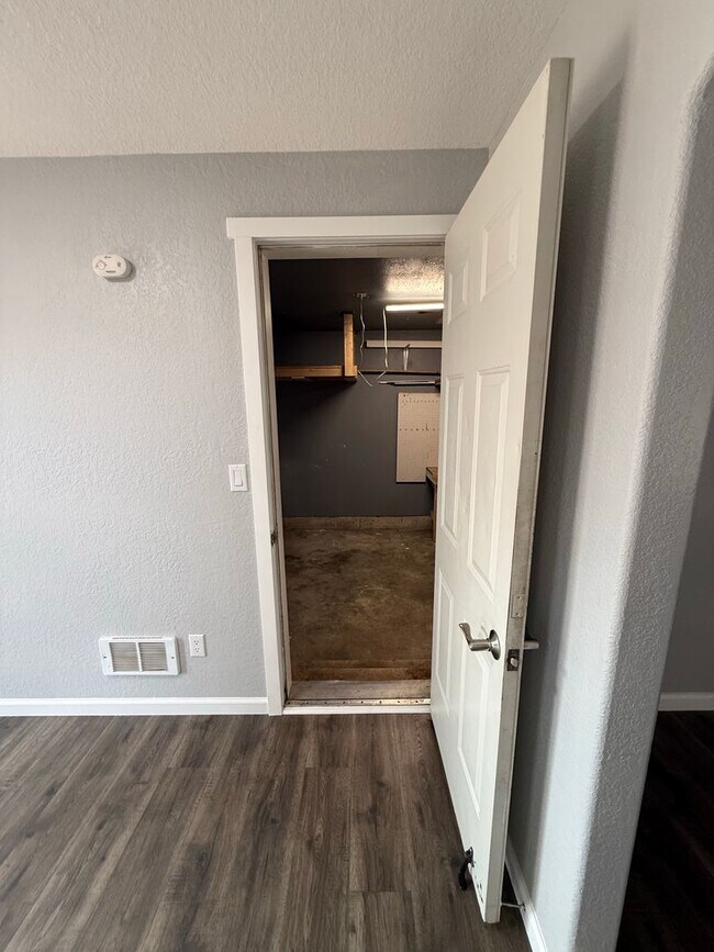 Building Photo - 2 Bedroom, 1 bathroom House