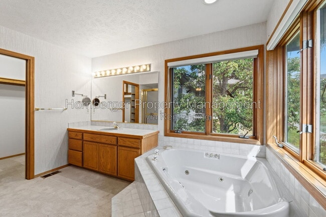 Building Photo - 9811 N Comanche Dr