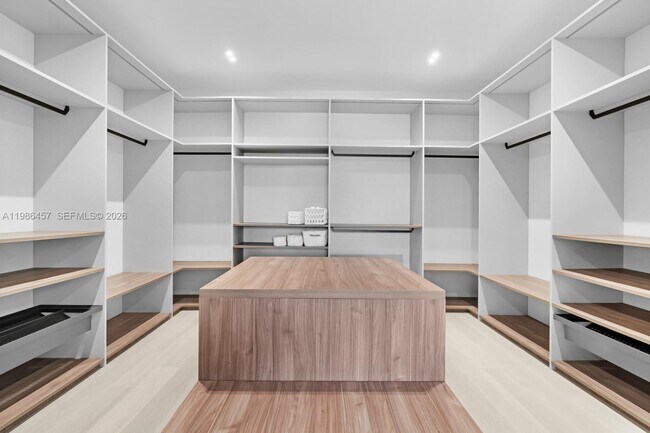 Building Photo - 493 Holiday Dr