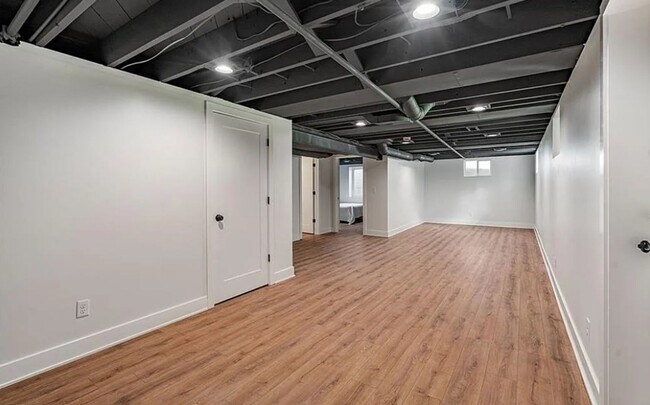 Building Photo - 6111 W 58th St