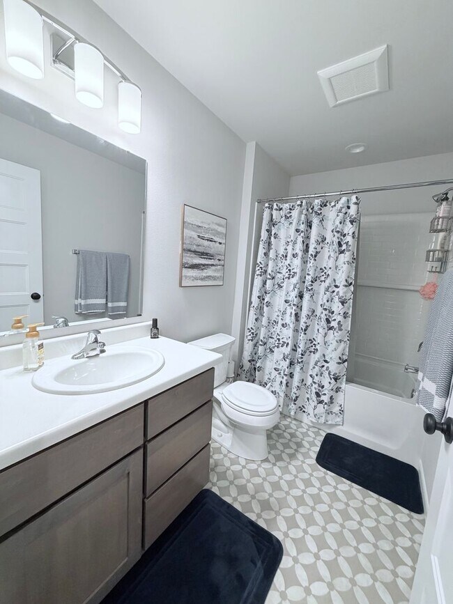 Building Photo - 3 Bed / 2.5 Bath Brand New House in Waunakee, WI!