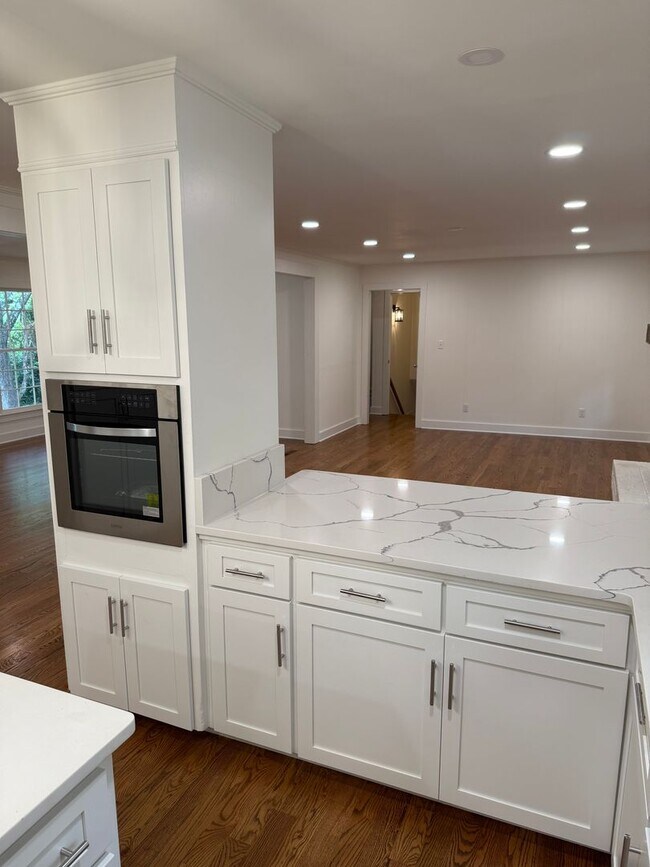 Building Photo - 185 Landor Dr