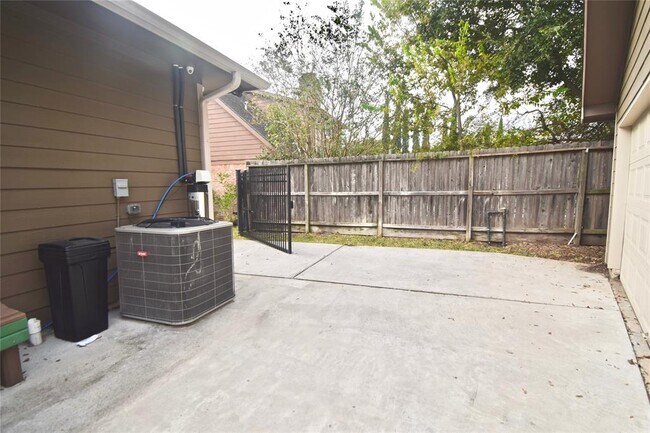 Building Photo - 2014 Briarstem Dr