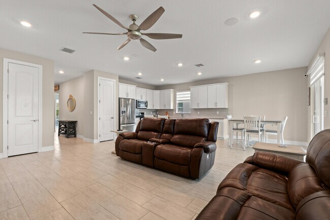 Building Photo - 10454 SW Captiva Dr