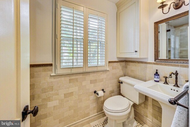 Building Photo - 4831 Calvert St NW