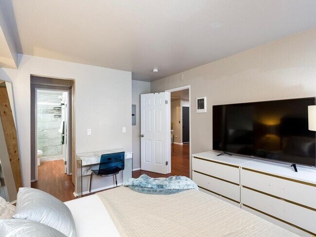 Building Photo - Spacious 2 BD/2BA, condo available for rent now in SDSU Area!