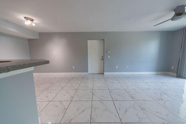 Building Photo - 505 Villa Cir