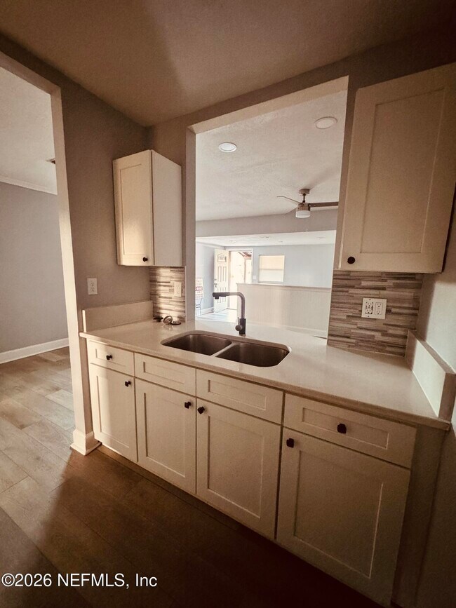 Building Photo - 3926 Ruby Dr W