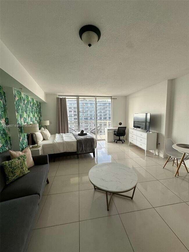Building Photo - 1750 N Bayshore Dr