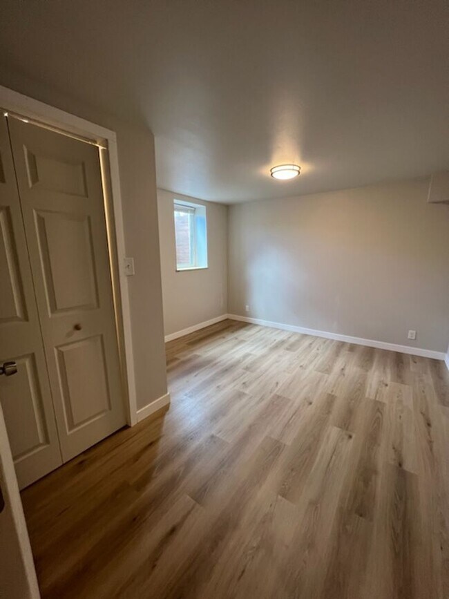 Building Photo - 909 N Western Ave