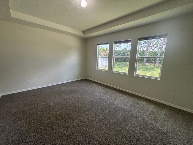 Building Photo - Spacious 4/2.5 Near 200